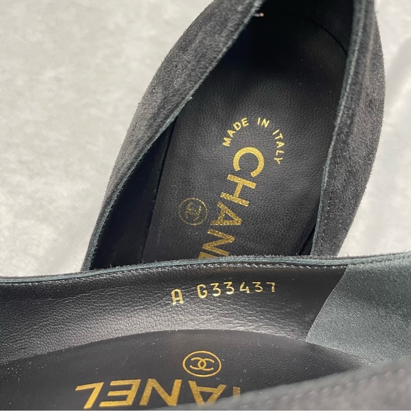 Chanel Black Suede CC Pumps with Pearl-Trim - Picture 4 of 6